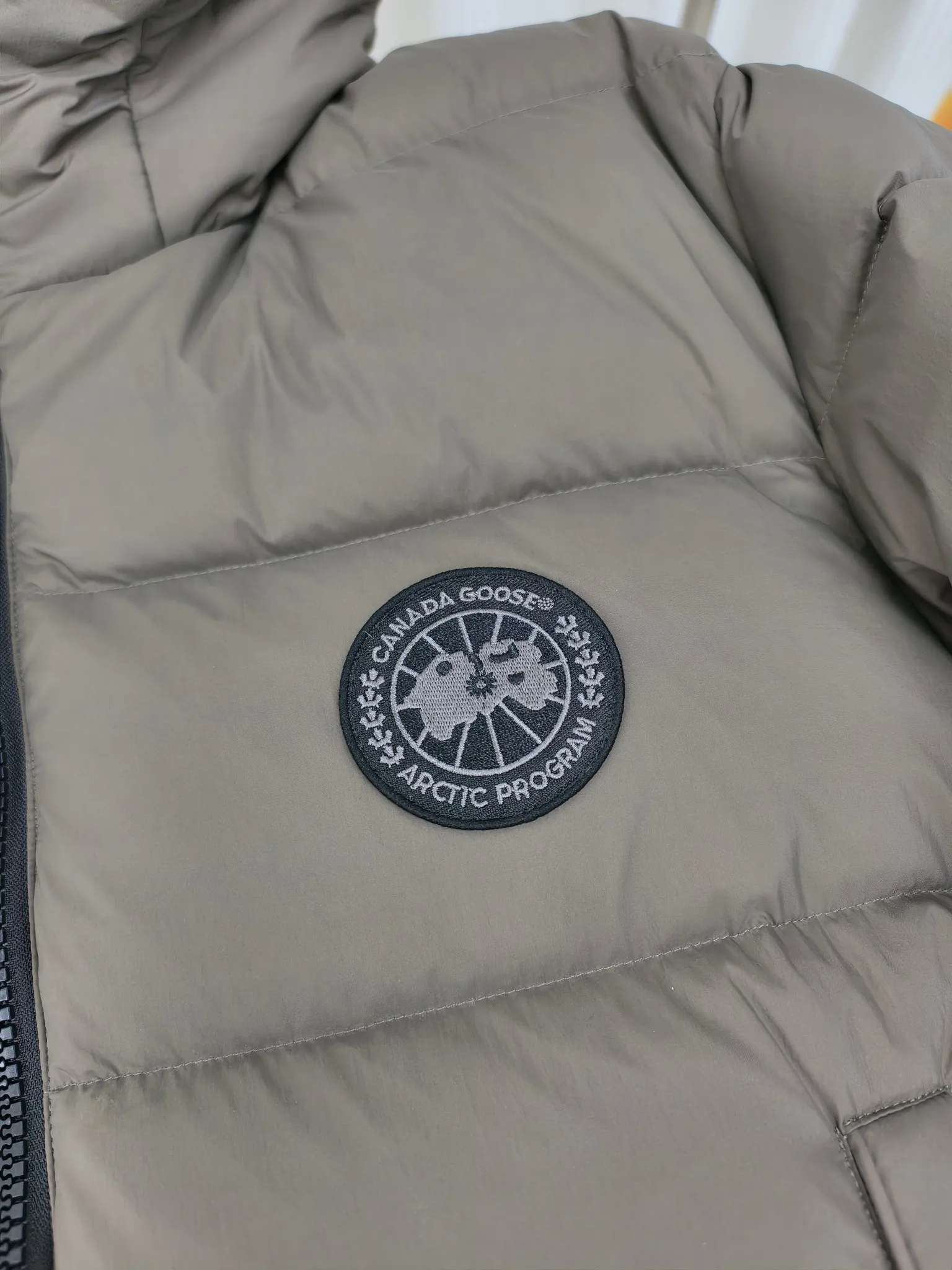 P880 Big Goose Ouyang Nana Second Generation (higher version) Canada goose Canada Goose Black Label Down Jacket A must-have in the outerwear world, the Big Goose Black Label down jacket! The latest designer styles! The goose down jacket has always been a popular element of fashion and is loved by experts from all walks of life! Fashionable hooded cut, high-end customer-supplied fine goose down, high resilience, smooth zipper, strong and firm. Pockets on both sides can store small items, free your hands, and you can go out without worries. It can also meet the need of putting your hands in your pockets👏👏Produced by Big Goose, it can be used as a group uniform by many celebrities. This down jacket uses a double-layer anti-down lining design, which has strong windproof performance and will be very warm in winter! Newly labeled white duck down filling, high fluffiness, windproof hooded design. When walking outdoors, pull the collar to the highest position, put your hands in the pockets and it will be very warm. It can be easily controlled by all body types! The interior is equipped with an elastic snow skirt design for better wrapping. The simple and neat style design highlights the masculine temperament. The impeccable style is classic and never goes out of style. It is warm and practical, and it is versatile! You can enter with your eyes closed!  Color: Black Khaki Size: XS-XXL